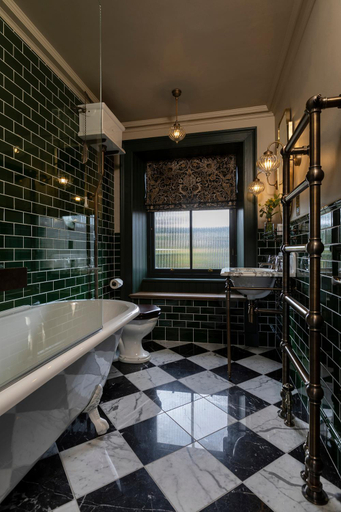 Bathroom, Kildrummy Inn, Aberdeenshire