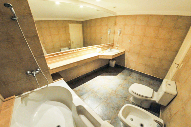 Bathroom 3, Wyndham Garden Campana, Campana