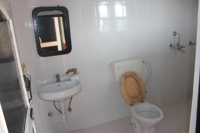 Bathroom 2, Hotel Fishtail Villa, Gandaki