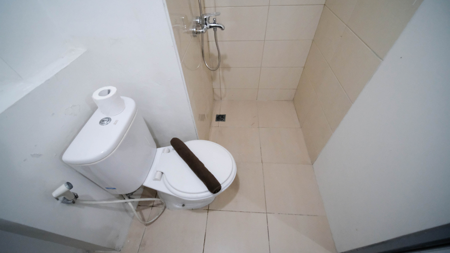 Bathroom 5, Homey and Compact 1BR at Tamansari Prospero Sidoarjo Apartment By Travelio, Sidoarjo