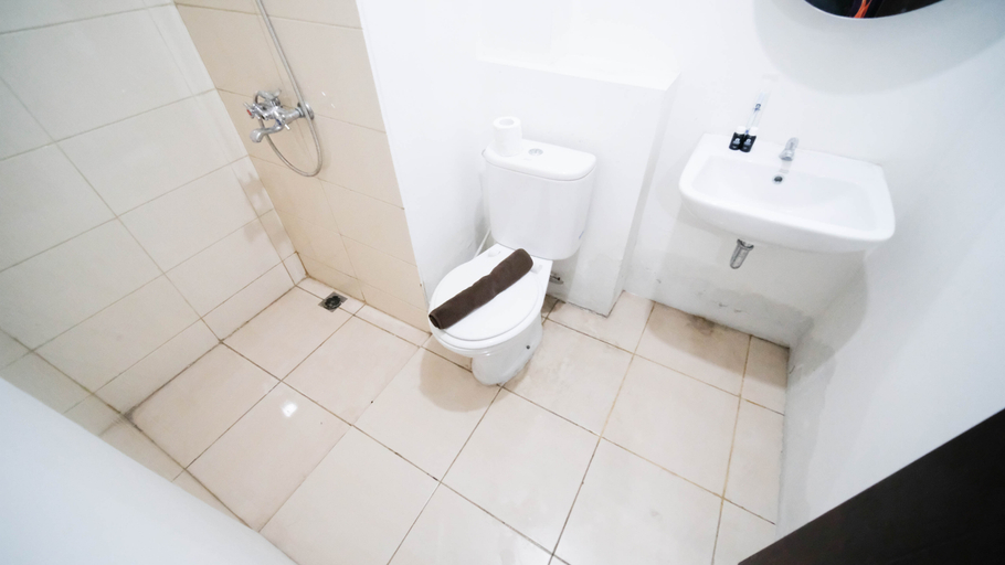 Bathroom 5, Comfy 1BR at Tamansari Prospero Sidoarjo Apartment By Travelio, Sidoarjo
