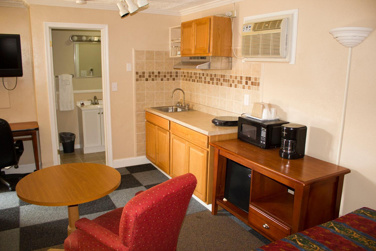 Others 4, Budget Inn, Page