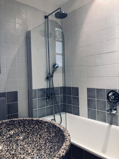 Bathroom 3, "Aux Balcons du Riou" avec vue mer 180 degres, Alpes-Maritimes