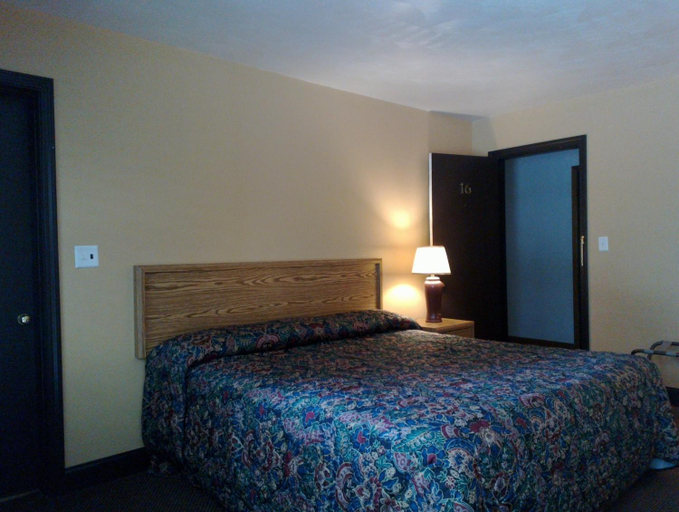Bedroom 2, Colonial Inn Motel, Mercer