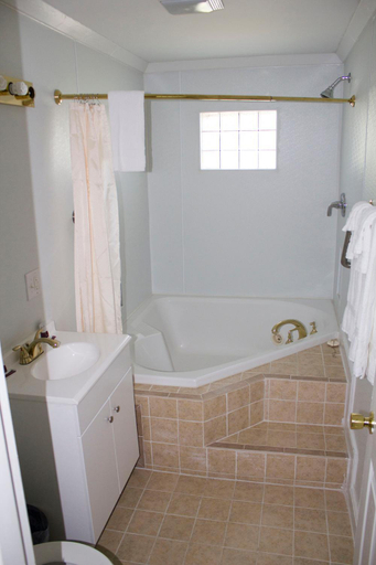 Bathroom 2, Budget Inn, Page
