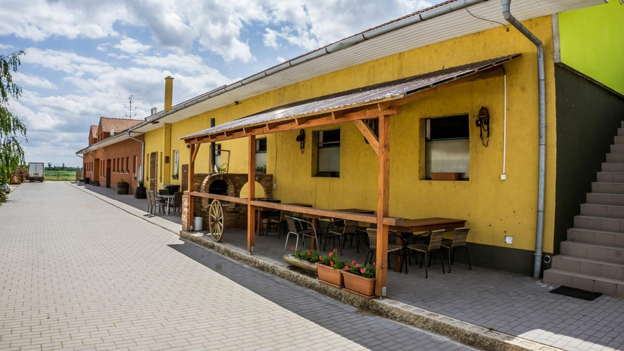 Others 5, Penzion U Dablova kopyta, Břeclav