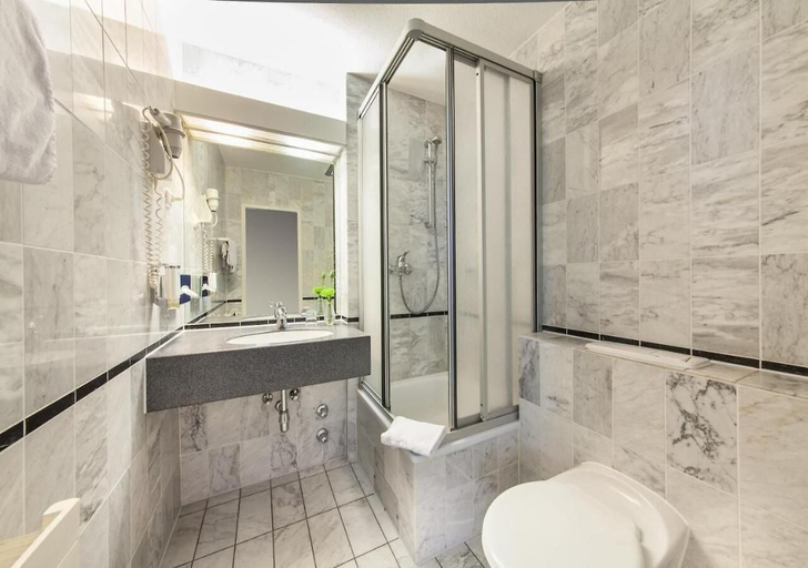 Bathroom 5, Hotel Mirage Düsseldorf-Neuss, Rhein-Kreis Neuss