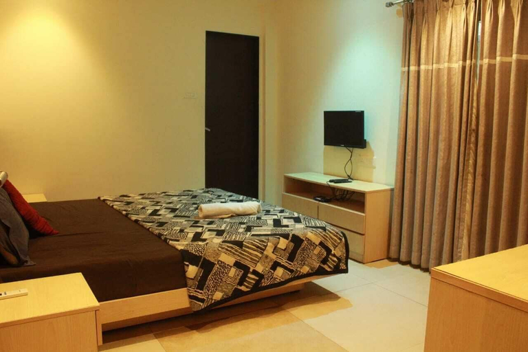 Bedroom 2, RoadSide Rest Suites and Restaurant, Satara
