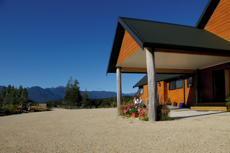 Exterior & Views