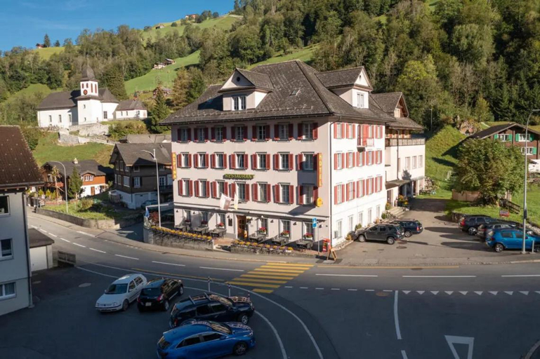Others 5, Hotel Alpina, Uri