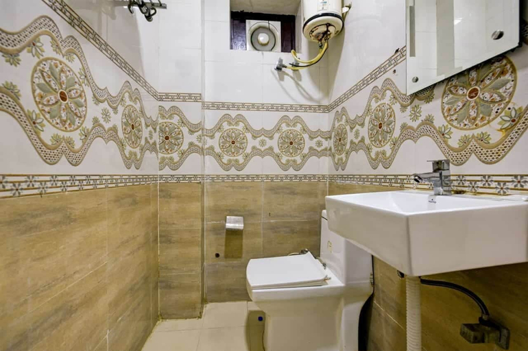 Bathroom 4, Hotel C & G Villa New Delhi, Delhi