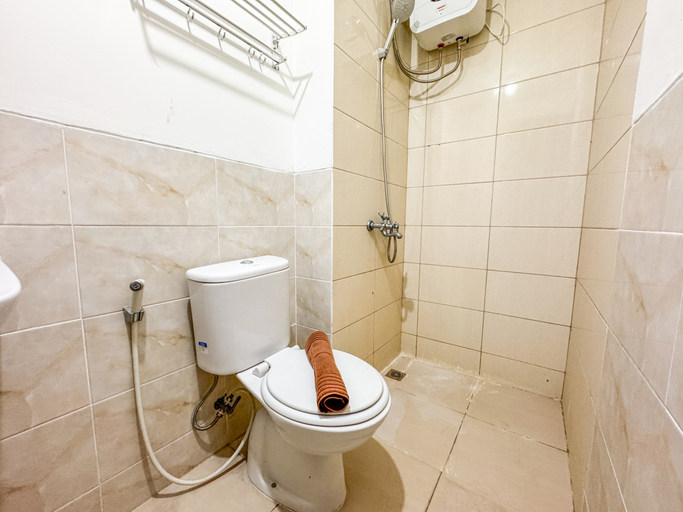 Bathroom 5, Good Place and Tidy Studio at Tamansari Prospero Apartment By Travelio, Sidoarjo