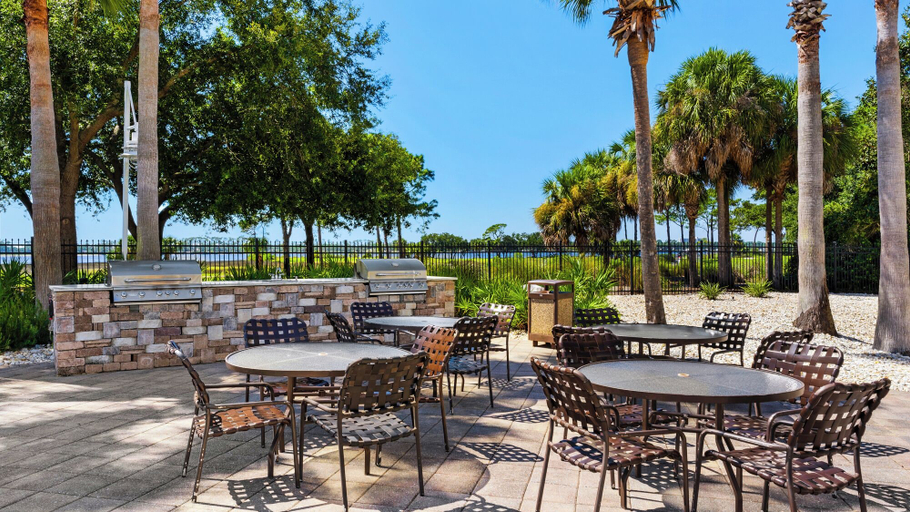 Food & Drinks, 2BR Condo w/ Pool & Lagoon View, Bay