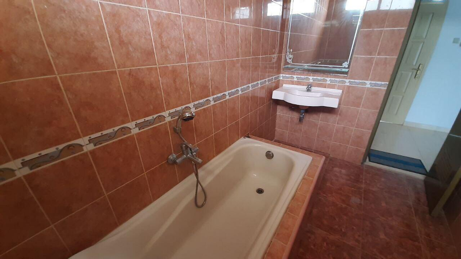 Bathroom 10