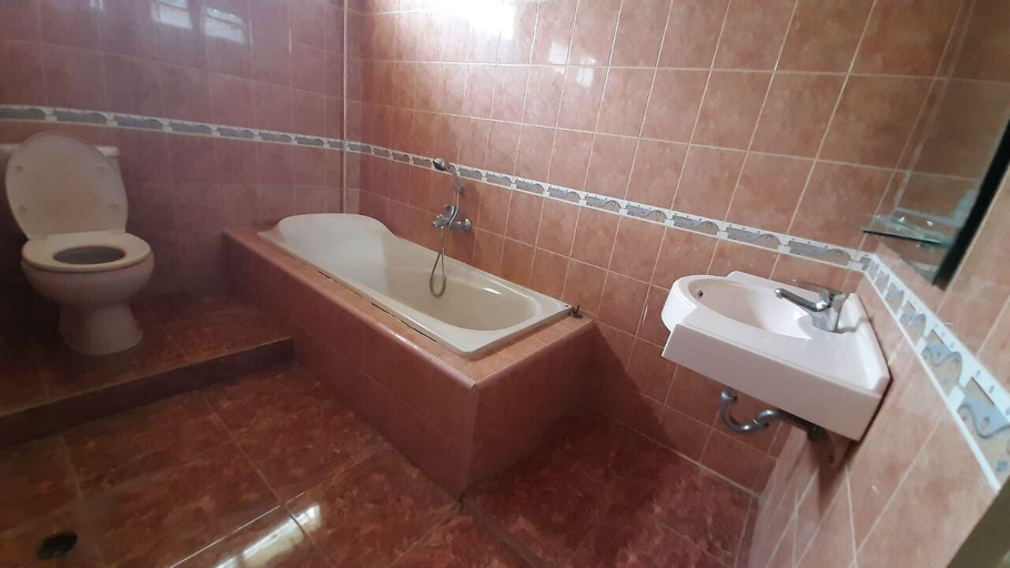 Bathroom 12