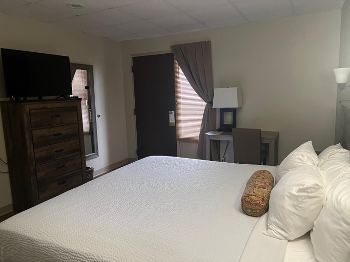 Bedroom 3, The Stables Inn & Suites, Columbiana