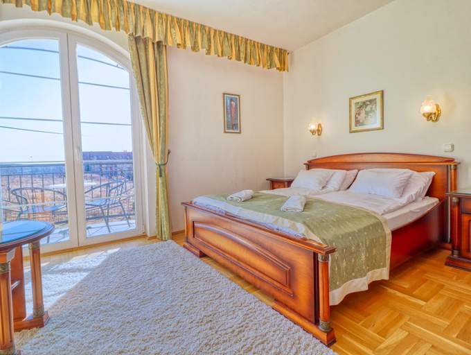 Others 3, Villa Panorama, Eger