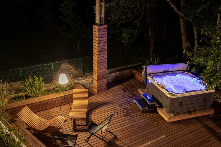 Others 5, La chapelle moulin traversee par l'eau jacuzzi piscine classe 5 etoiles, Loire
