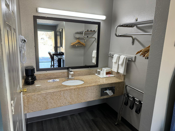 Bathroom 4, Kansas Inn Independence , Montgomery