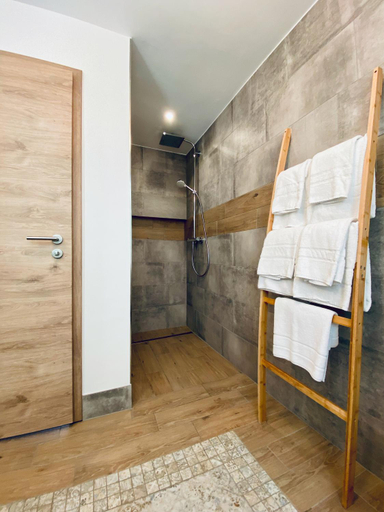 Bathroom 3, Grunberg House, Bernkastel-Wittlich