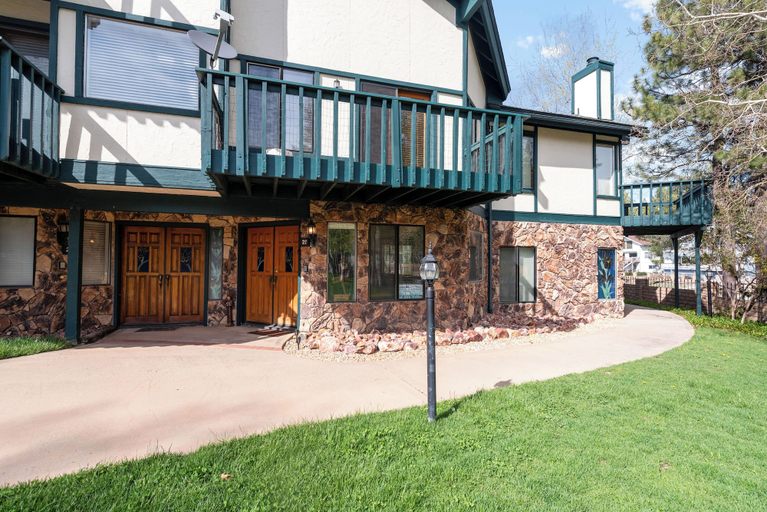 Lakefront Viking Oasis Condo, San Bernardino