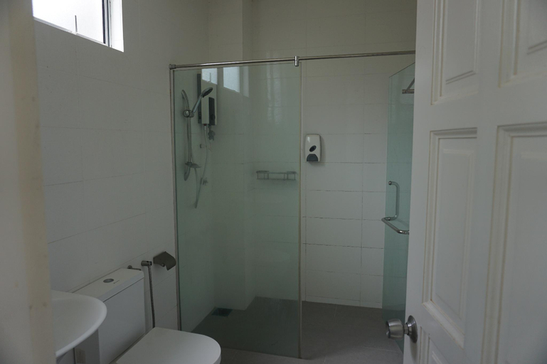 Bathroom 18