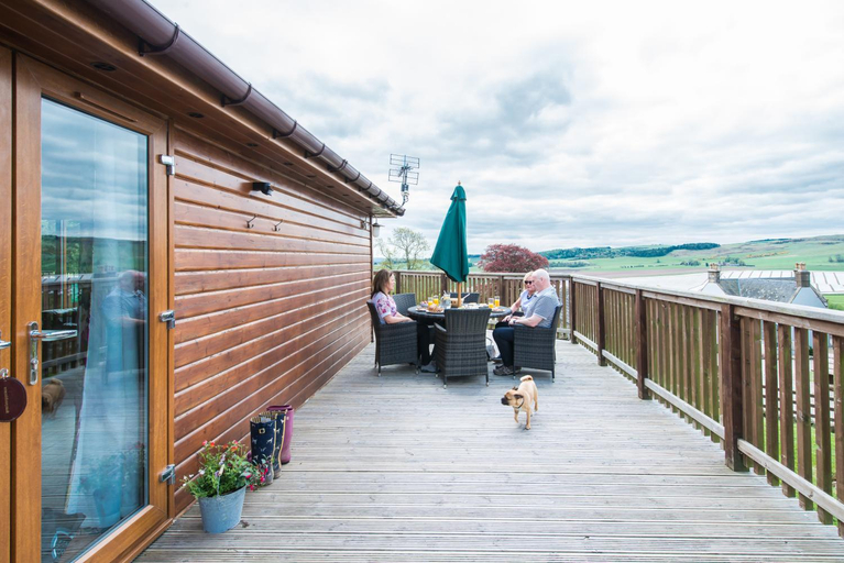 Others 2, Skylark Lodge with Hot Tub, Fife