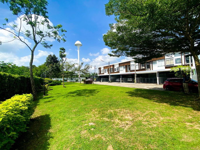 Exterior & Views