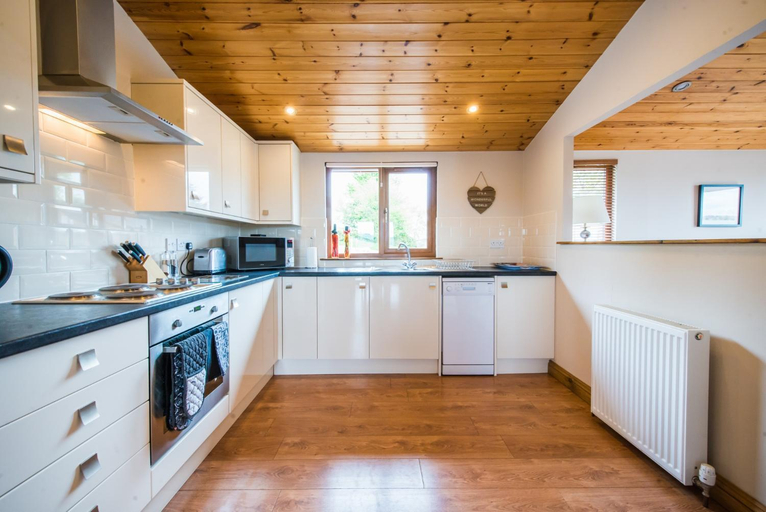 Others 3, Skylark Lodge with Hot Tub, Fife