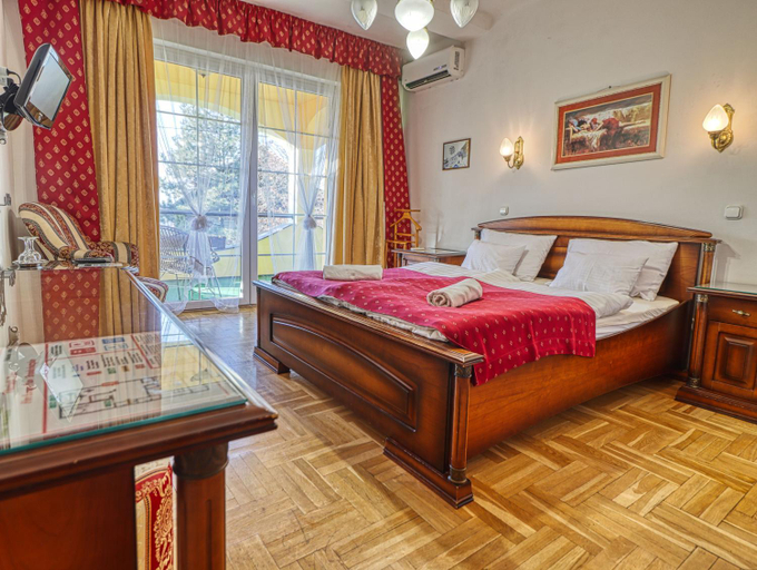 Others 4, Villa Panorama, Eger