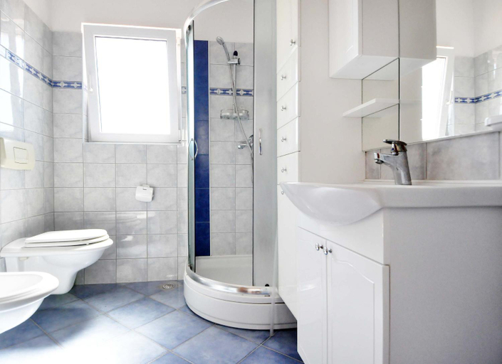 Bathroom 2, Suitable Summer Apartments, Pula