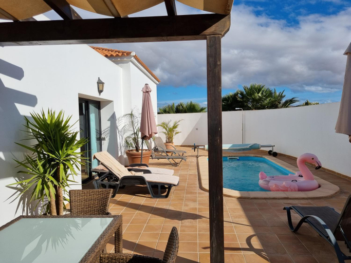 Sport & Beauty 2, Beautiful spacious villa with private heated pool in Lajares, Las Palmas