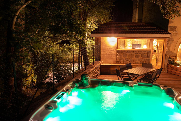 Sport & Beauty 2, La chapelle moulin traversee par l'eau jacuzzi piscine classe 5 etoiles, Loire