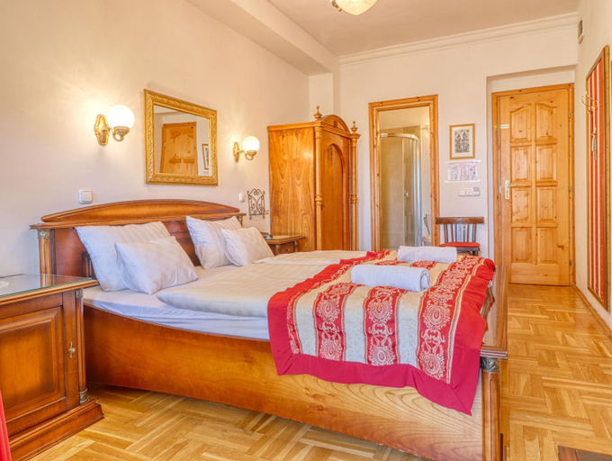 Others 5, Villa Panorama, Eger
