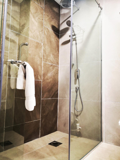 Bathroom 14