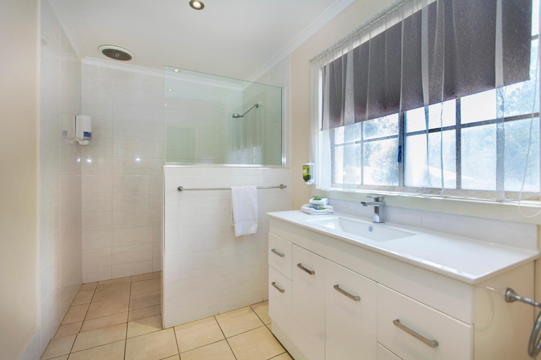 Bathroom 3, Clare Central, Clare and Gilbert Valleys