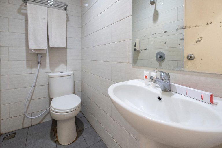 Bathroom, OYO 1560 Capital Hotel, Makassar