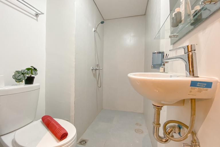 Bathroom 5, Warm and Simply Studio at Royal Sentul Park Apartment By Travelio, Depok