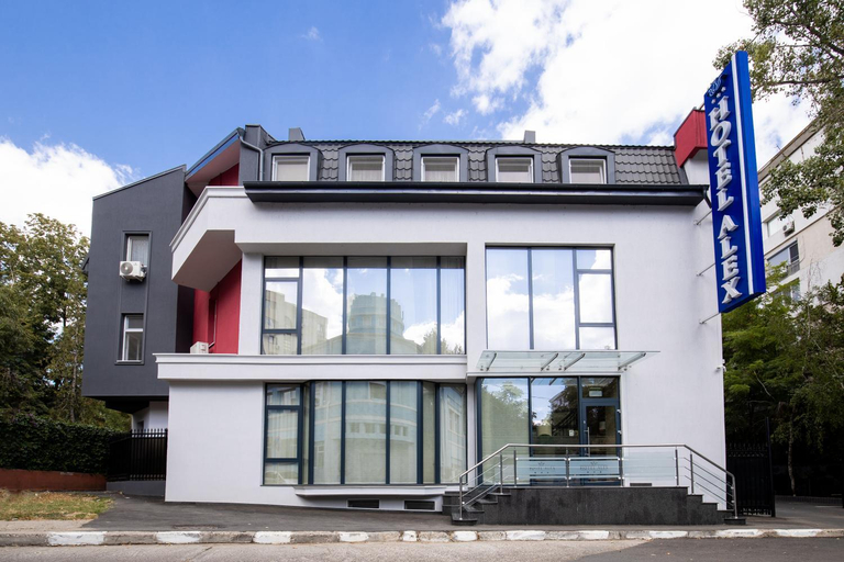 Exterior & Views
