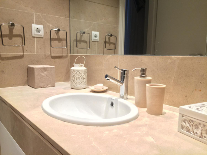 Bathroom 3, Safestay Barcelona Passeig de Gracia, Barcelona