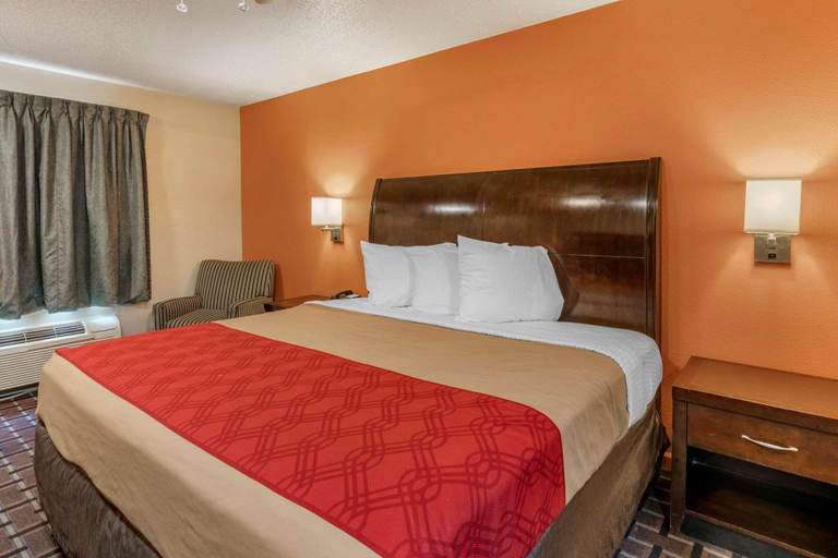 Bedroom 2, Econo Lodge Inn & Suites Granite City, Madison