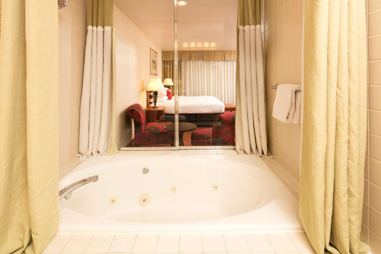 Bathroom 4, Red Lion Hotel & Conference Center St. George, Washington