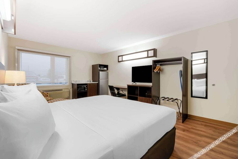 Bedroom 3, Villa Inn & Suites, SureStay Collection by Best Western, Cochrane
