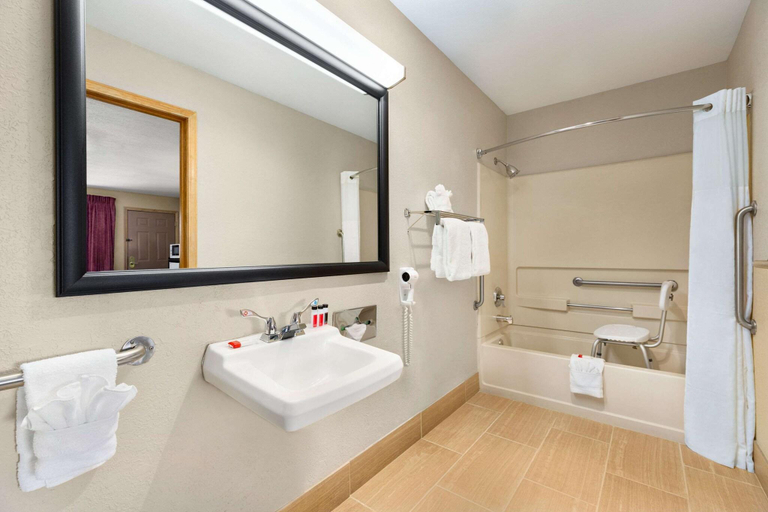 Bathroom 4, Baymont Inn & Suites Cortez, Montezuma