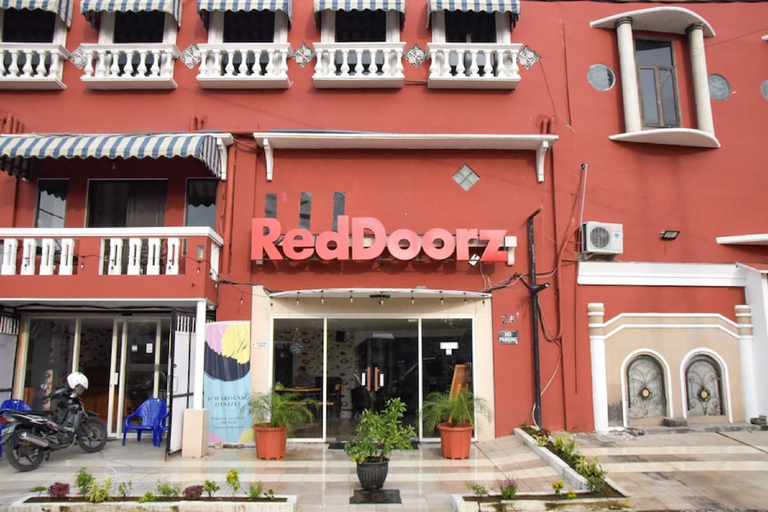 Exterior & Views 2, RedDoorz near Pelabuhan Tanjung Perak 2 Surabaya, Surabaya