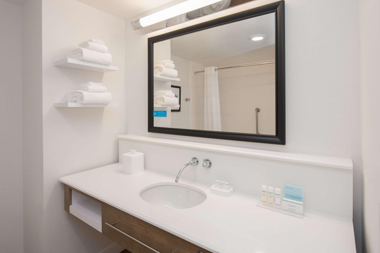 Bathroom 4, Hampton Inn & Suites Portland/Pearl District, Multnomah