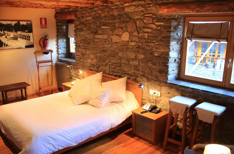 Bedroom 2, Hotel Can Borrell, Girona