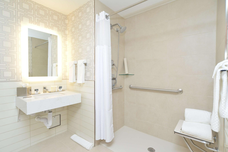 Bathroom 4, The Lismore Eau Claire - a DoubleTree by Hilton, Eau Claire