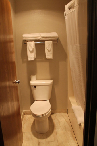 Bathroom 5, Rodeway Inn Red Oak, Montgomery
