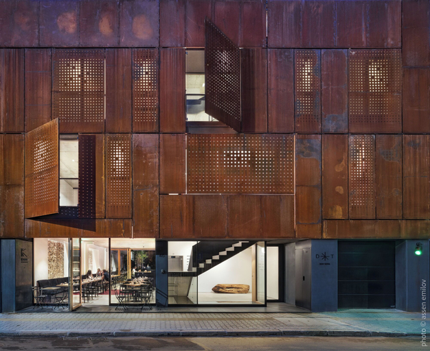 Exterior & Views